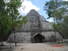 Le fameux temple rond avec stele sous palapa