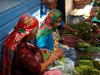 Au marché, femmes préparant les cactus