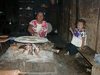 Indienne préparant des tortillas pour ensuite faire des quesadillas