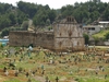 Eglise dévastée par la foudre et cimetière Indien.