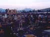 Pour la Fête des Morts, les familles rendent hommage à leurs défunts en décorant les tombes sur lesquelles des cierges sont allumés à la nuit tombante