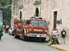 Une rue avec des pompiers près d'une église (on ne connait pas l'endroit) Une rue avec des pompiers près d'une église (on ne connait pas l'endroit)