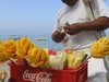 Vendeur de mango sur la plage à Puerto Vallarta