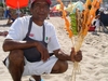 Vendeur de crevettes ou de poisson merlin sur la plage à Puerto Vallarta.