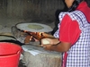 Une femme préparant des tortillas