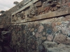 Décorations au bas d'une pyramide de Teotihuacan