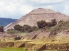 La classique pyramide du soleil à Teotihuacan