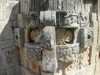 Les sculptures recouvrants les facades des pyramides à Uxmal.