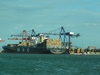 Chargement d'un bâteau au port